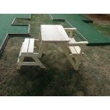 mesa de madeira com 4 lugares